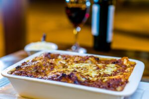 Lasagne et verre de vin rouge