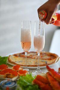 Dégustation du Champagne rosé en mangeant
