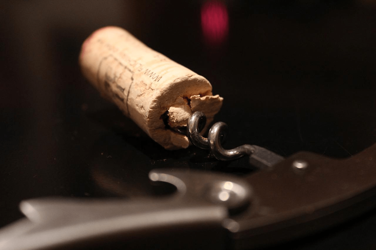 Comment ouvrir une bouteille sans tire bouchon ? Cave Mathelin