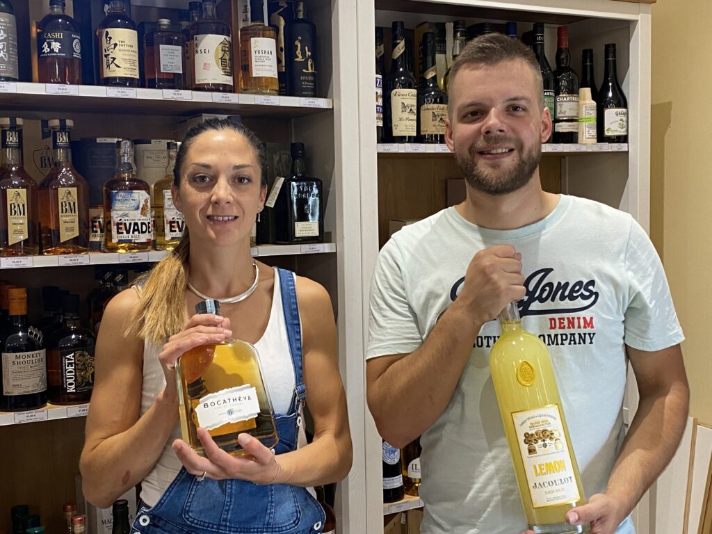 Sarah et Matthias, vendeurs des vins du domaine beaujolais familial et de toute la gamme des Caves Mathelin