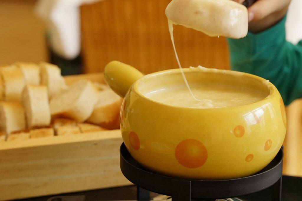 Vins et fromages : la traditionnelle fondue savoyarde en exemple