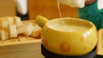 Vins et fromages : la traditionnelle fondue savoyarde en exemple