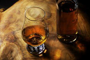 Privilégiez un verre forme tulipe pour déguster le whisky Nikka