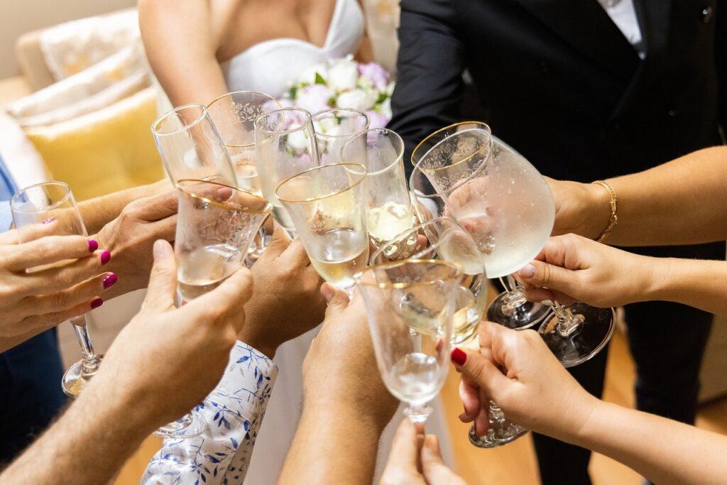 Trinquer au Champagne pas cher pour mariage