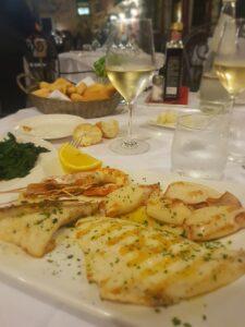 assiette de la mer et vin Verdejo