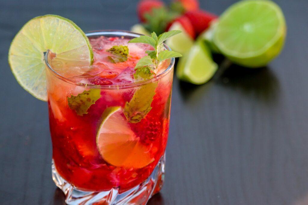 Sangria rosée : cocktails d'été surprenants