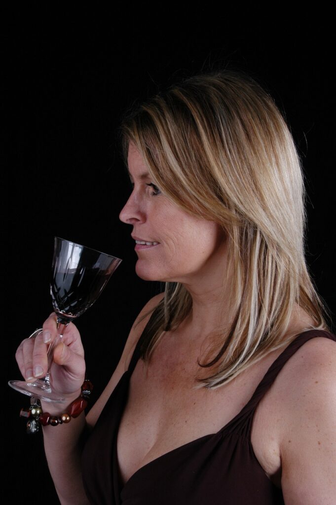 Femme dégustant du vin rouge
