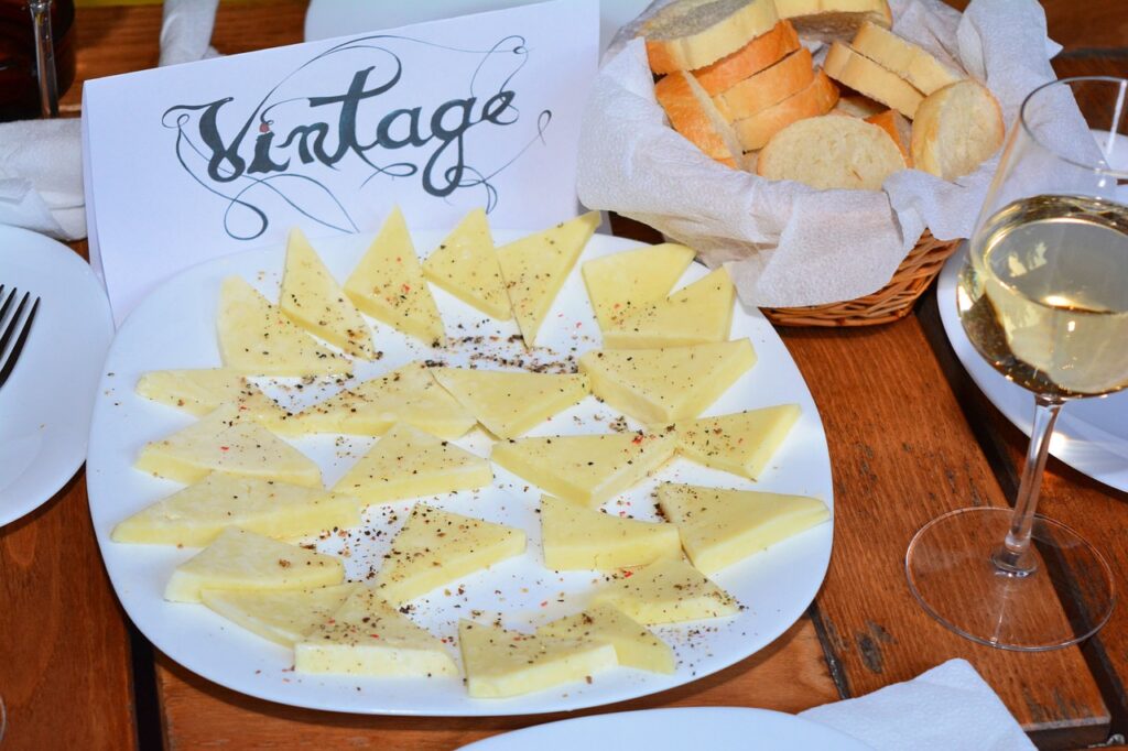 vin blanc et fromage à pâte cuite