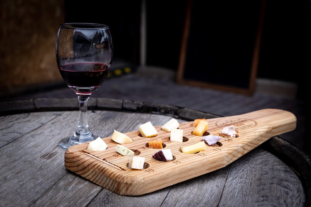 Vin rouge et assortiments de fromages