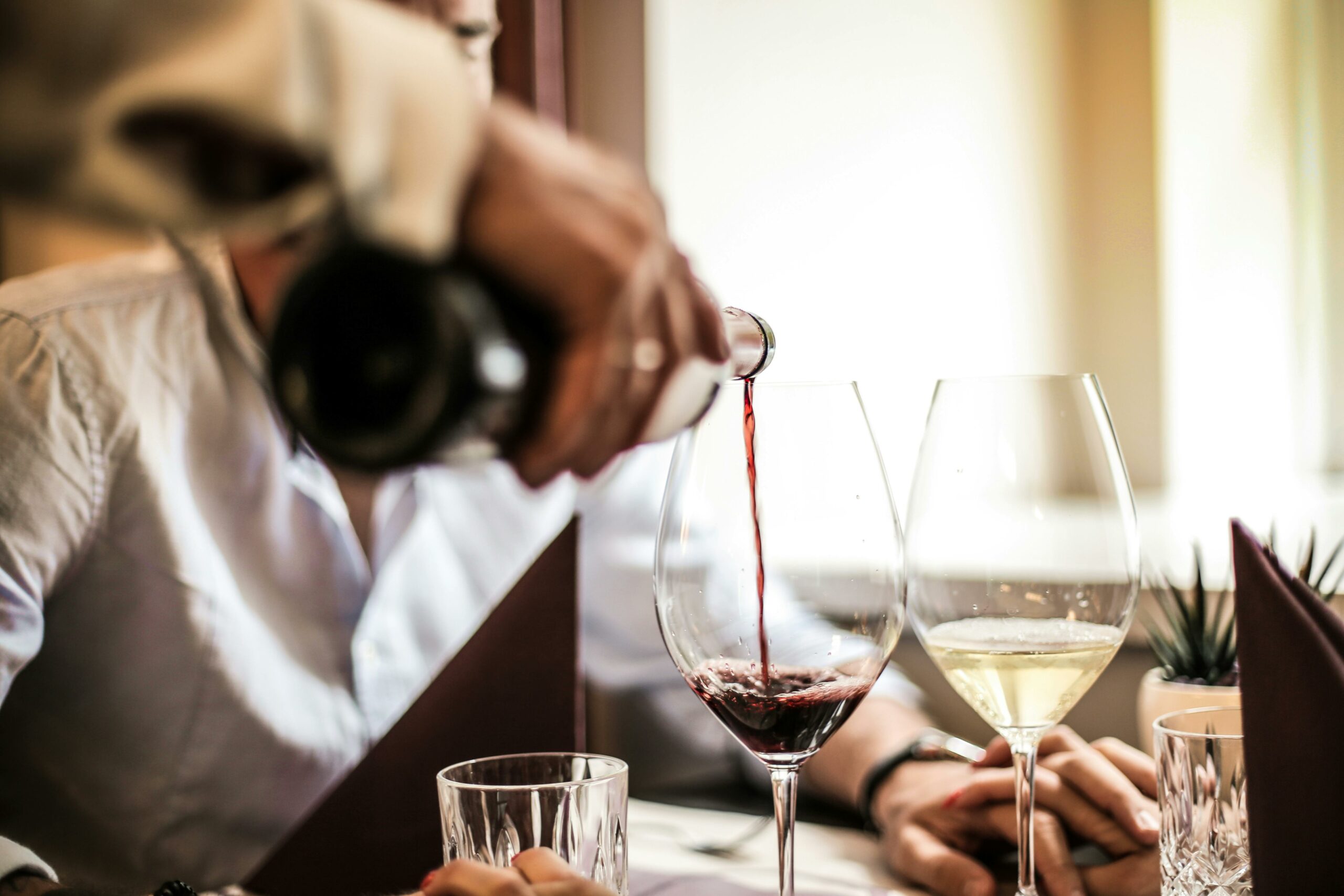 Goûter le vin au restaurant