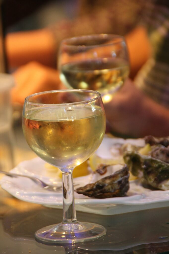 Dégustation d'huîtres avec les beaujolais blancs